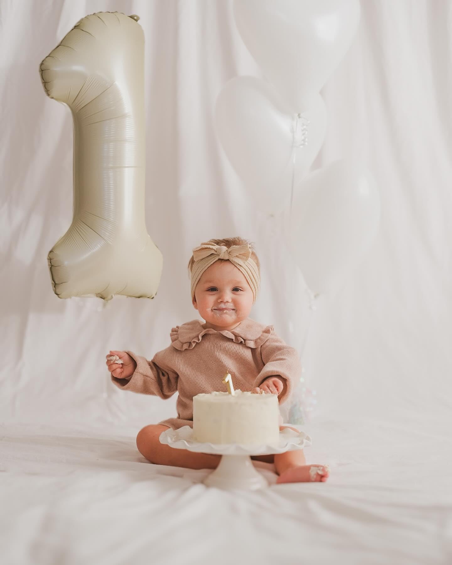 IWERP Cream 0 balloon backdrop enhances party ambiance with a clean, elegant cream finish.