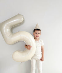 IWERP Cream 5 Balloon backdrop adds elegant focal point.