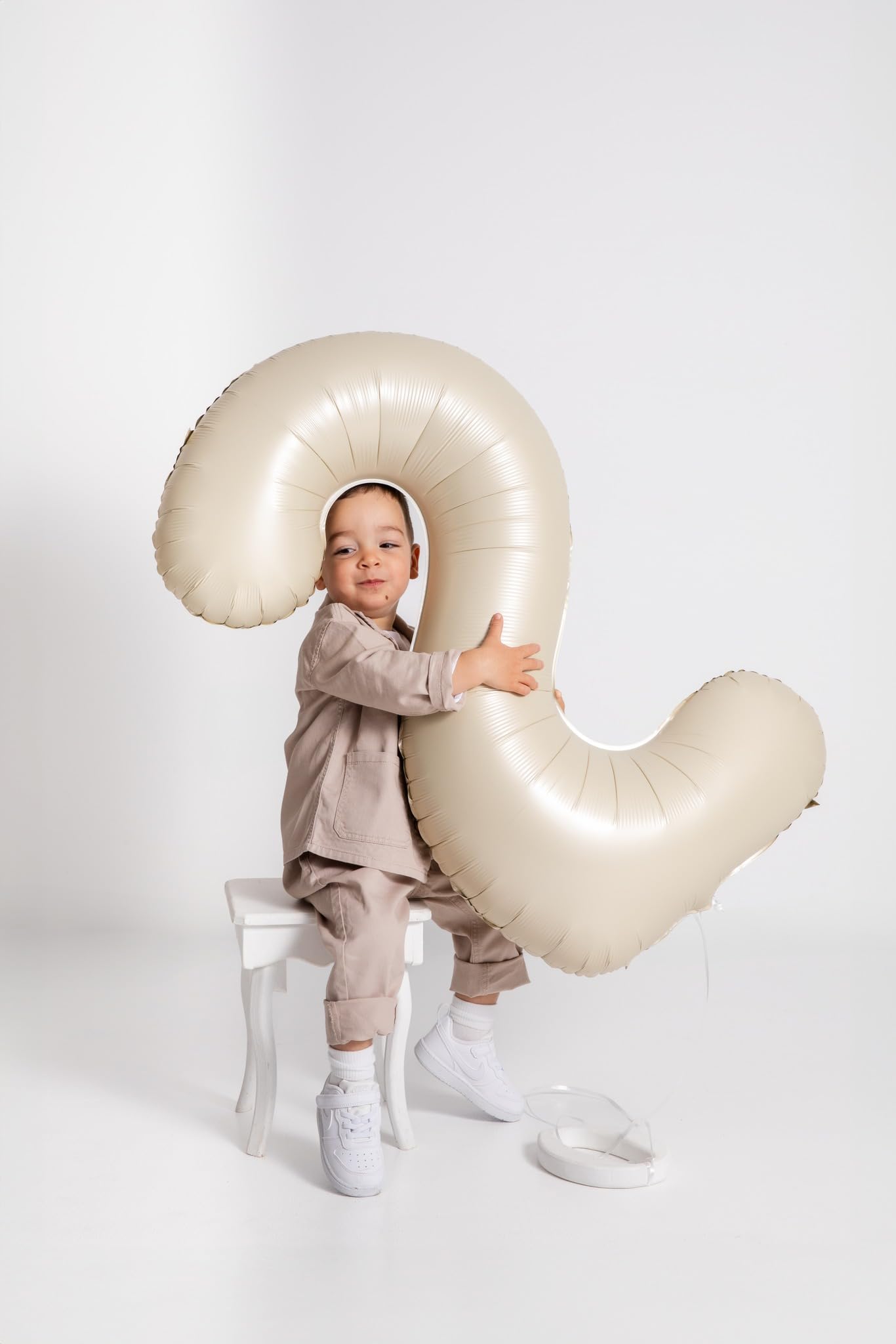IWERP Cream Number 2 Balloon 40-Inch creates a soft, elegant backdrop.