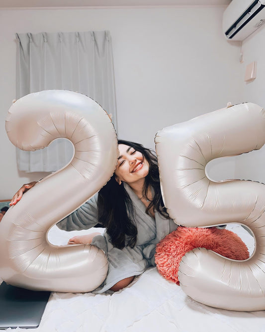 IWERP cream number 25 balloon 40 inch serves as a striking centerpiece.