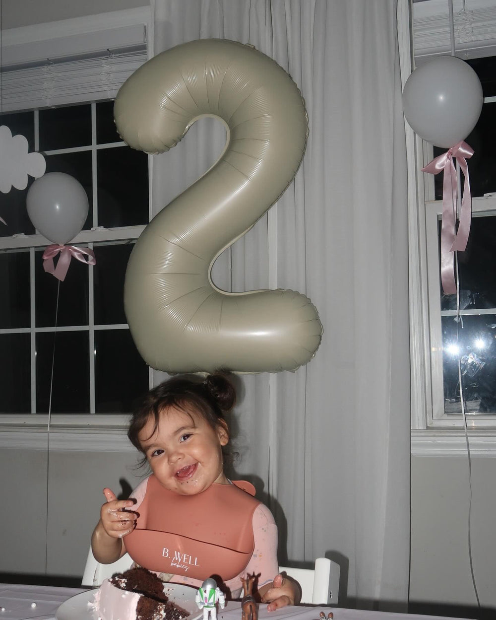 IWERP Cream Number 7 balloon features a self-sealing valve.
