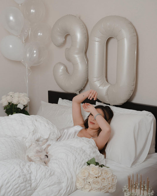 IWERP cream white 30 balloon entrance decor enhances first impressions.