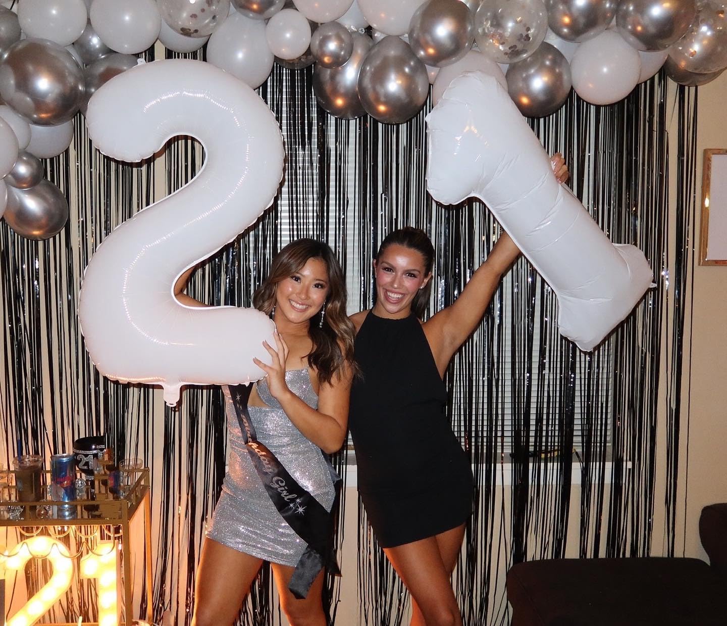 IWERP dazzling white finish balloon creates a luxurious vibe at gatherings.