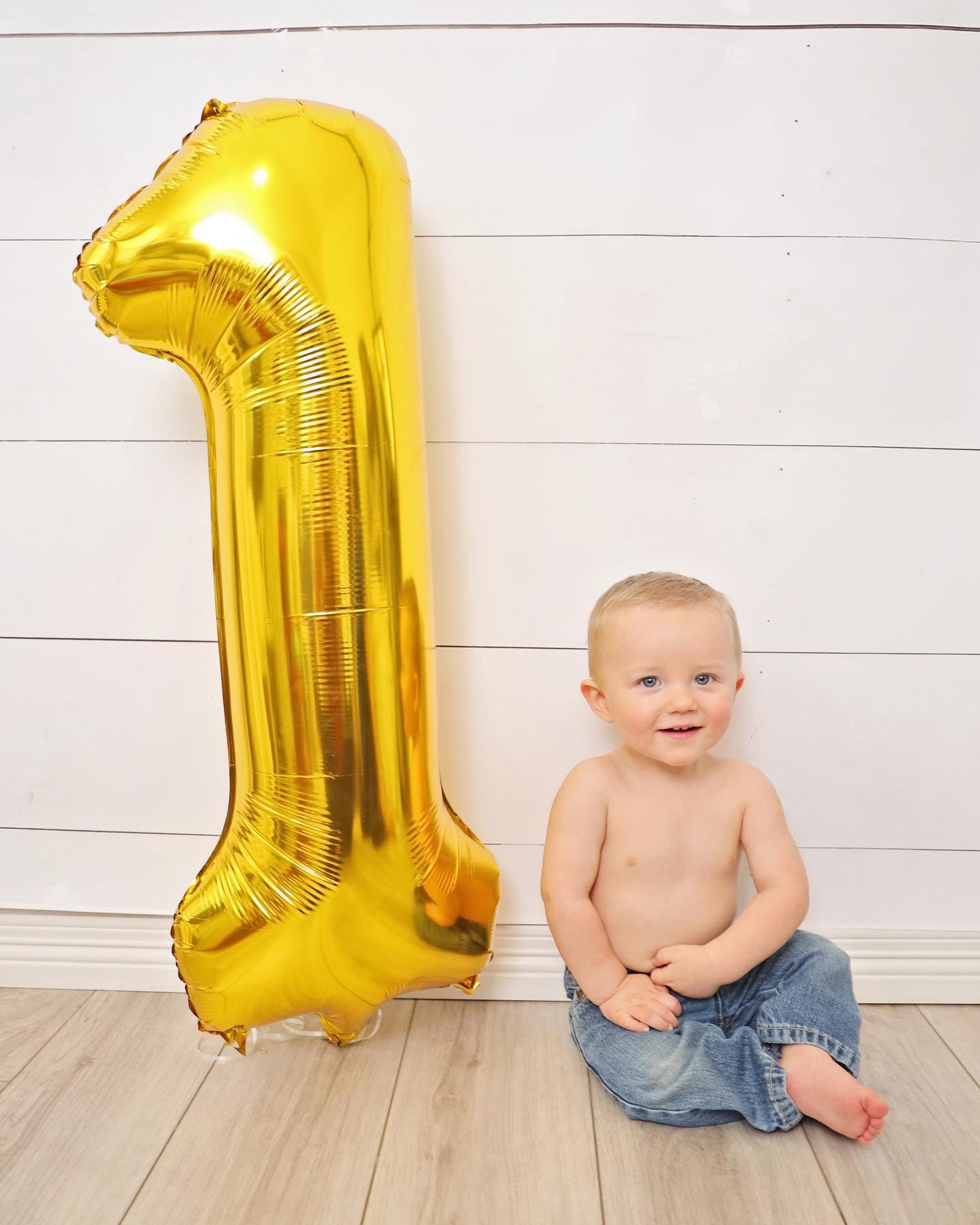 IWERP reusable gold 1st birthday balloon for future parties.