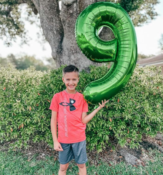 IWERP 19 balloon foil adds a glossy focal point for party styling.
