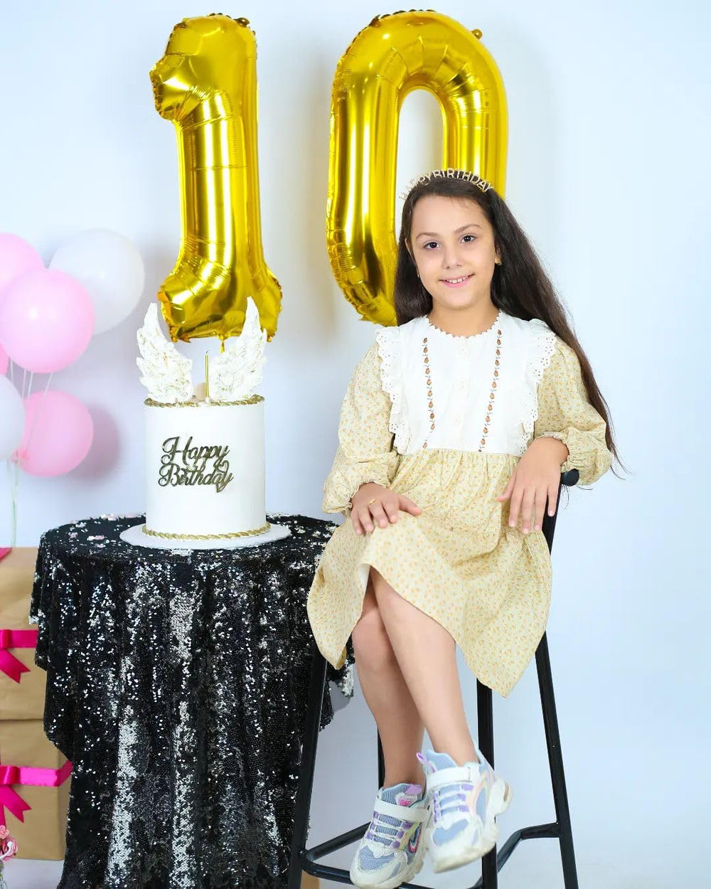 IWERP gold-10th-birthday-balloon-glossy-finish shines as a luxurious focal point.