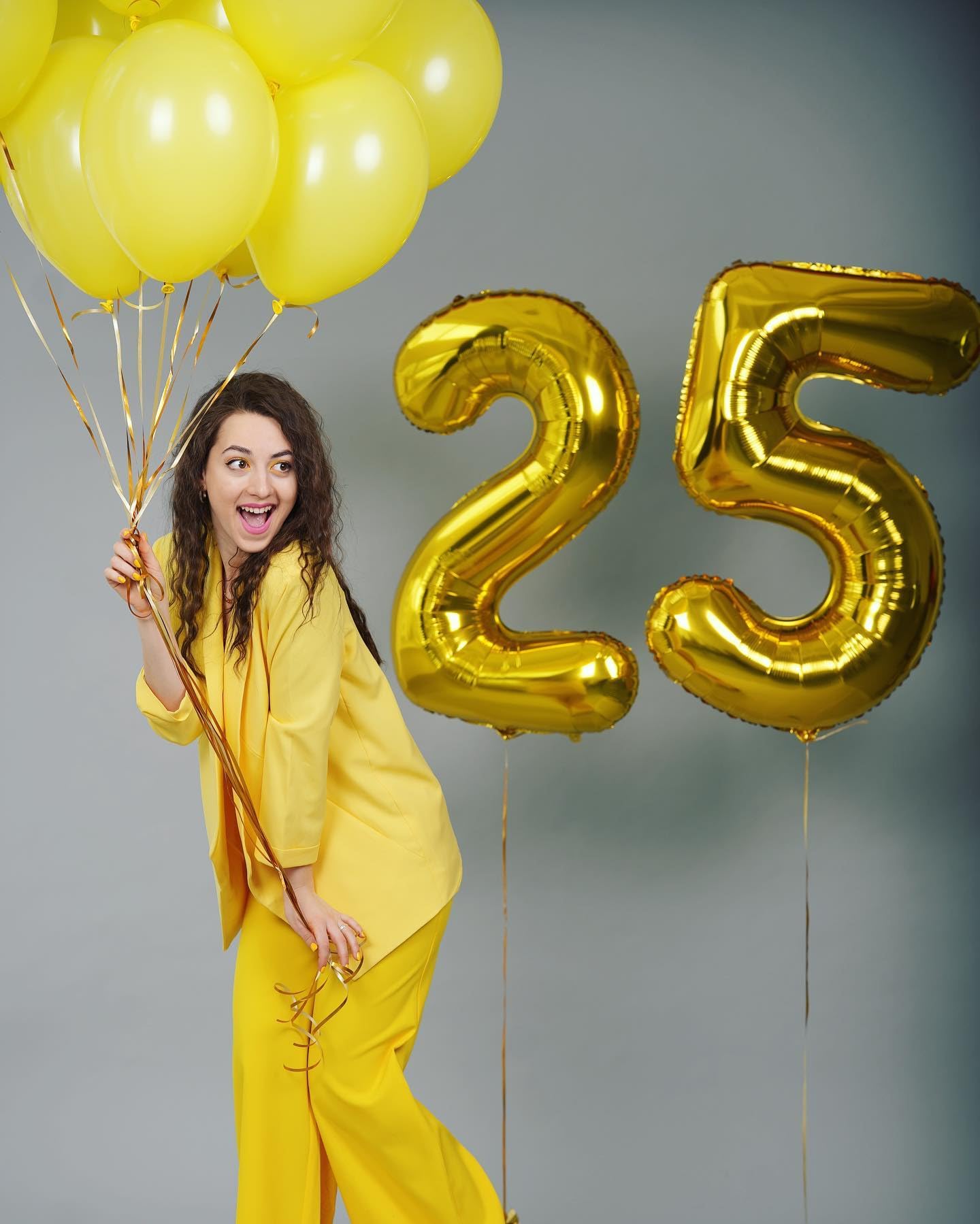 IWERP gold 25 balloon entrance decoration, creates a welcoming, festive glow.