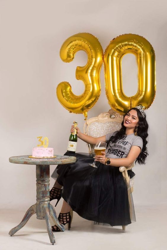 IWERP gold 30 balloon close-up shows radiant metallic finish for elegant party backdrop.