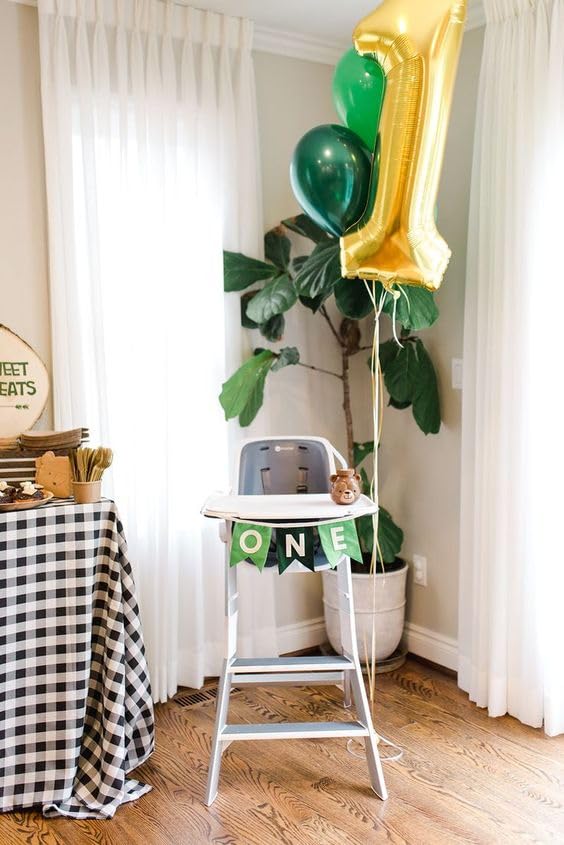 IWERP gold finish birthday balloon adds elegant focal point.