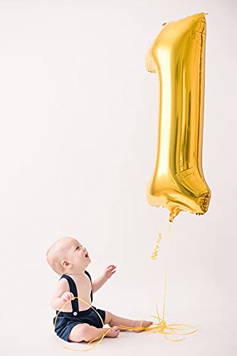 IWERP Gold Number 0 Balloon creates a dramatic backdrop with a luxe finish.