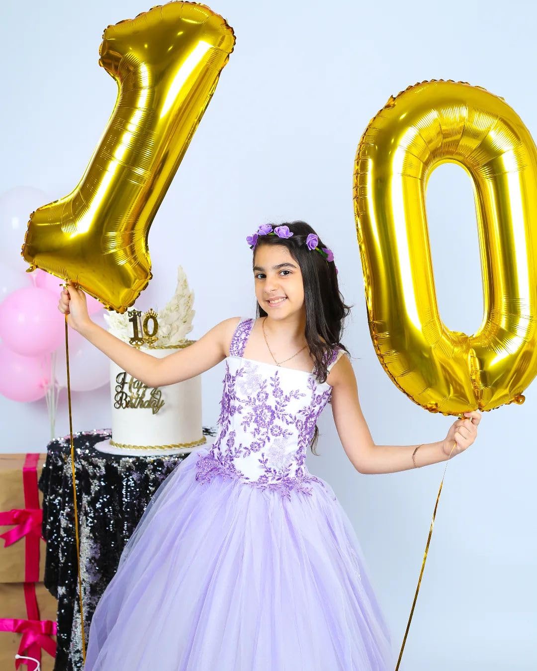 IWERP gold-number-10-balloon-40-inch provides a striking milestone centerpiece for events.