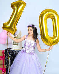 IWERP gold-number-10-balloon-40-inch provides a striking milestone centerpiece for events.