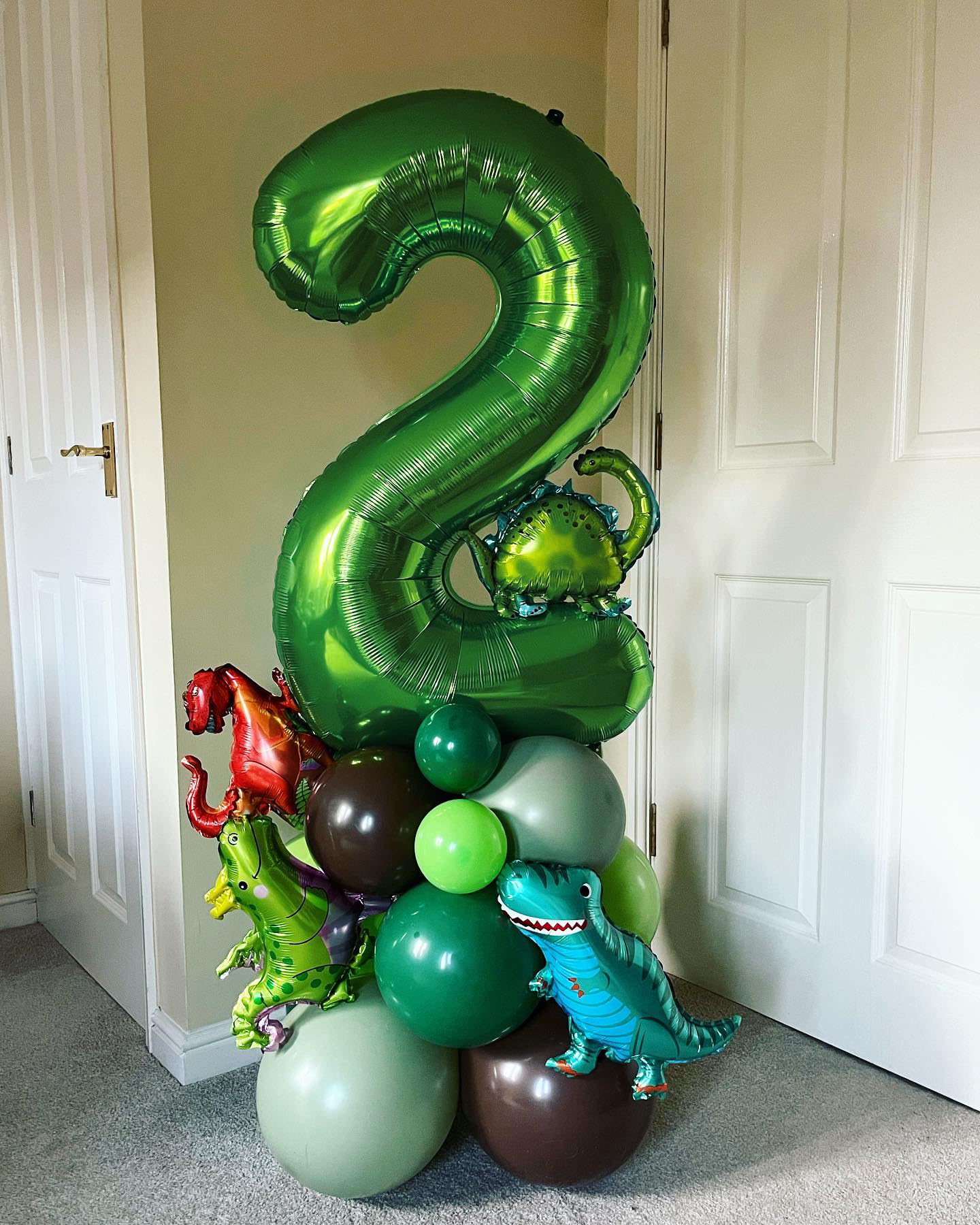 IWERP Green birthday photo backdrop balloon—great for memorable party photos.