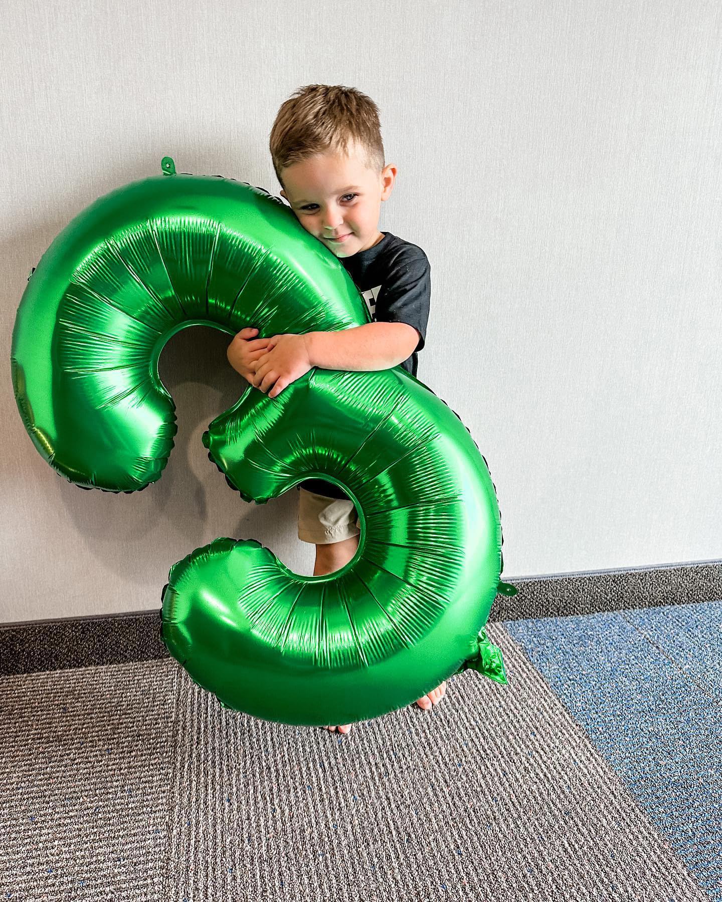 IWERP green number 5 birthday balloon display enhances vibrant backdrops.