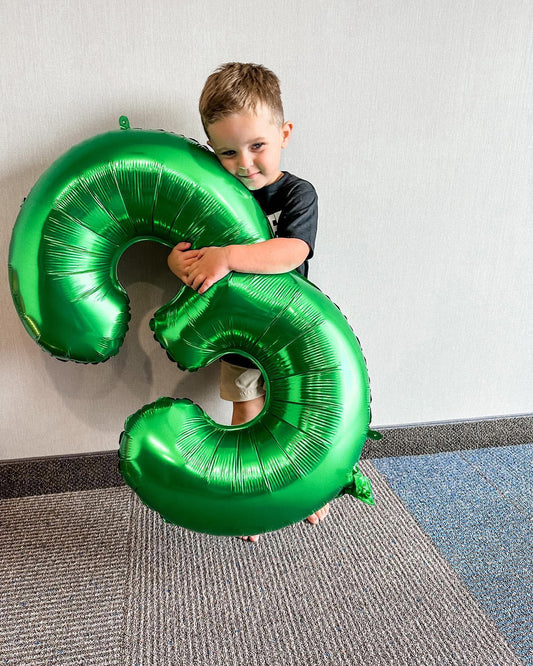 IWERP green number 5 birthday balloon display enhances vibrant backdrops.