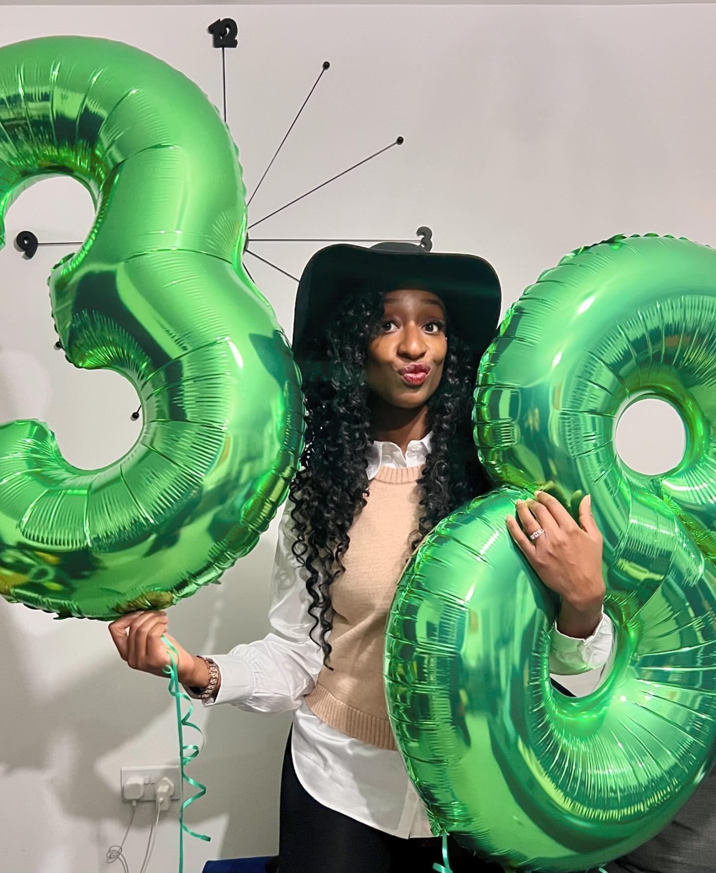 IWERP Green number balloon 30 fits green-themed parties and milestone celebrations.