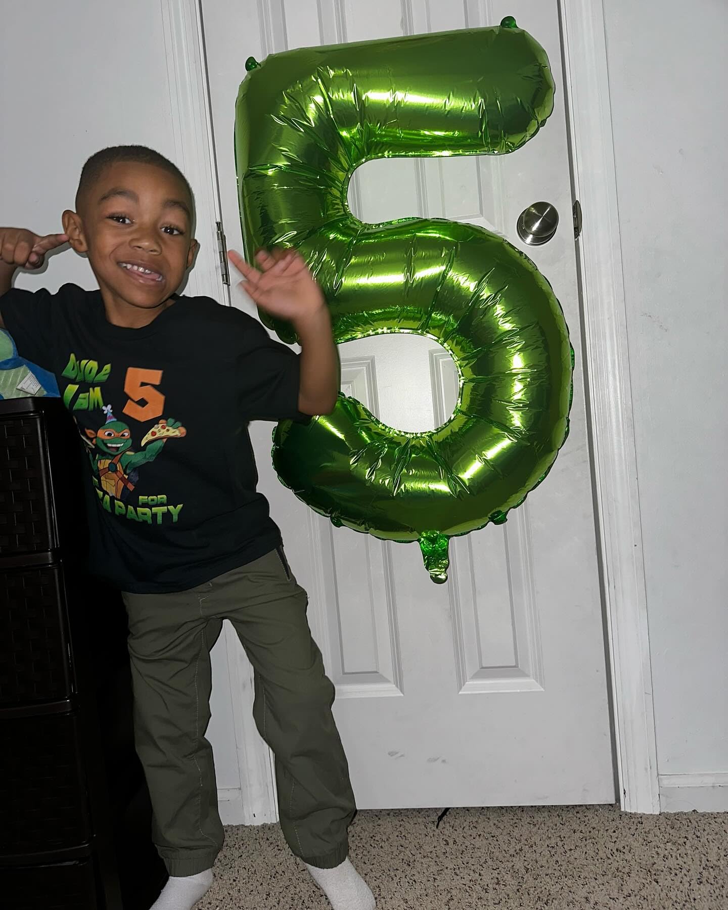 IWERP light green number 5 balloon enhances 5th birthday decor.