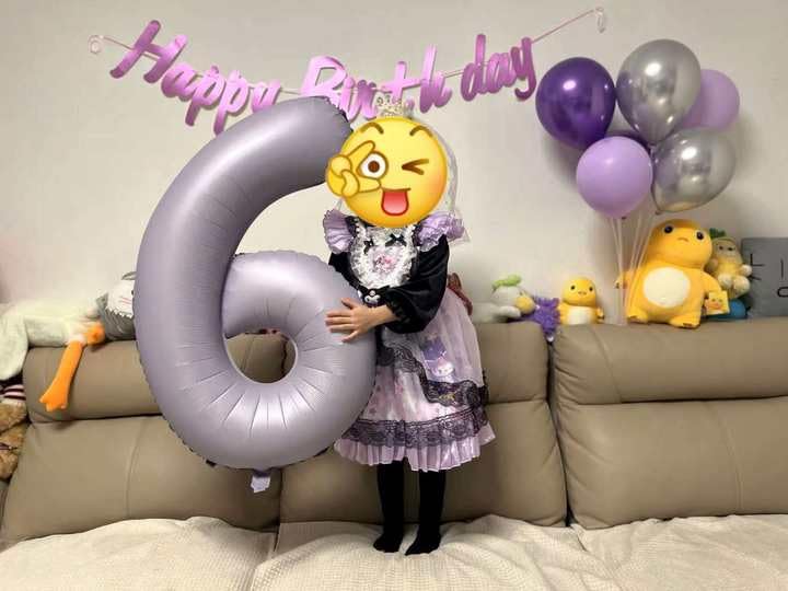IWERP Lilac Number 8 balloon used as a photo backdrop centerpiece.