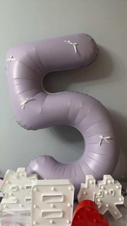 IWERP Lilac Number 0 balloon with glam finish adds sparkle to celebrations.