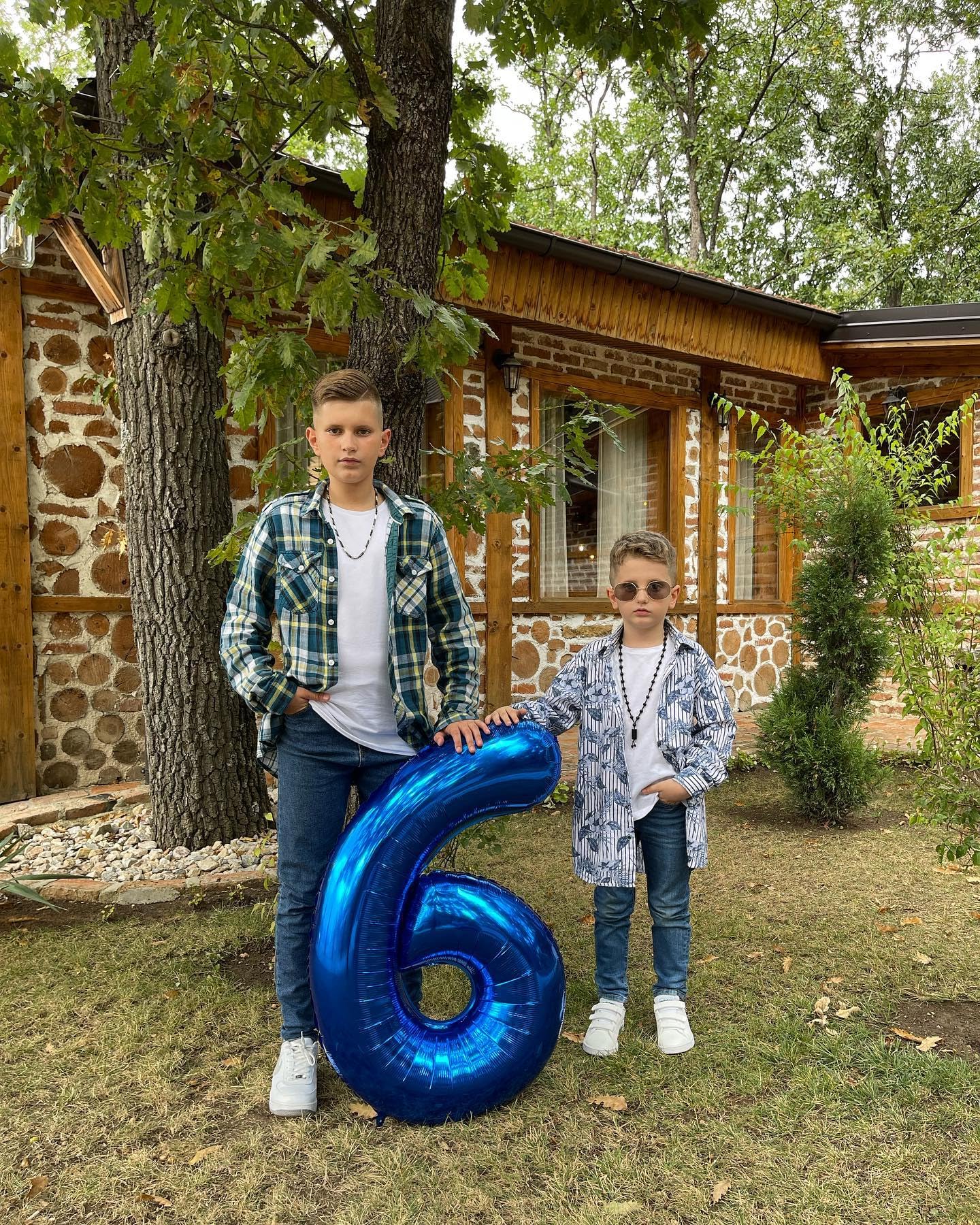 IWERP metallic blue 6th birthday balloon adds elegant sparkle