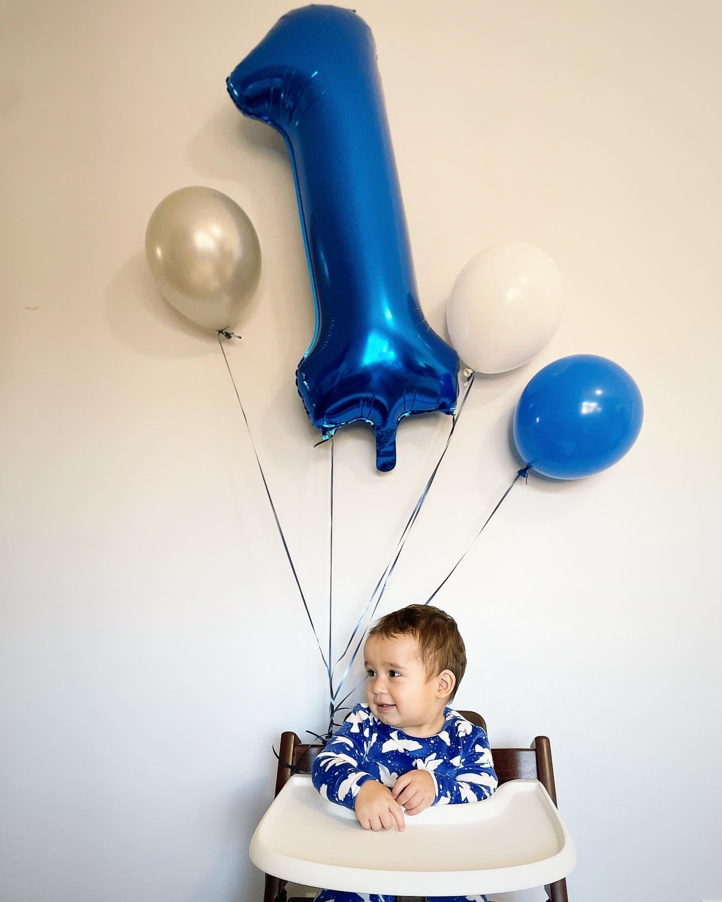 IWERP metallic blue number 1 balloon 40-inch photo backdrop setup