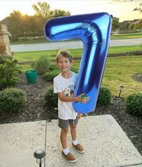 IWERP navy blue balloon set complements blue party theme.