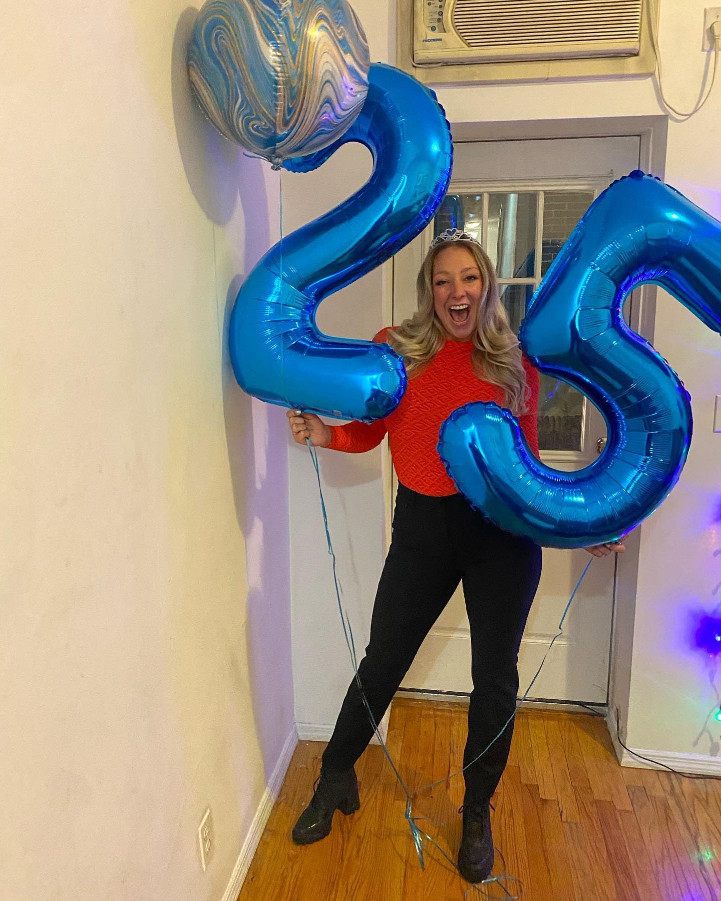 IWERP navy blue birthday decor foil balloon enhances party ambiance.