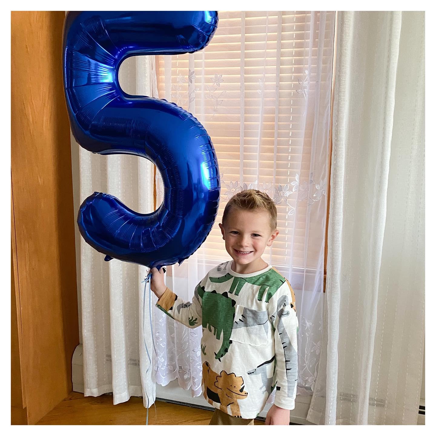 IWERP navy blue number 5 balloon, metallic finish, creates a sophisticated party focal point.