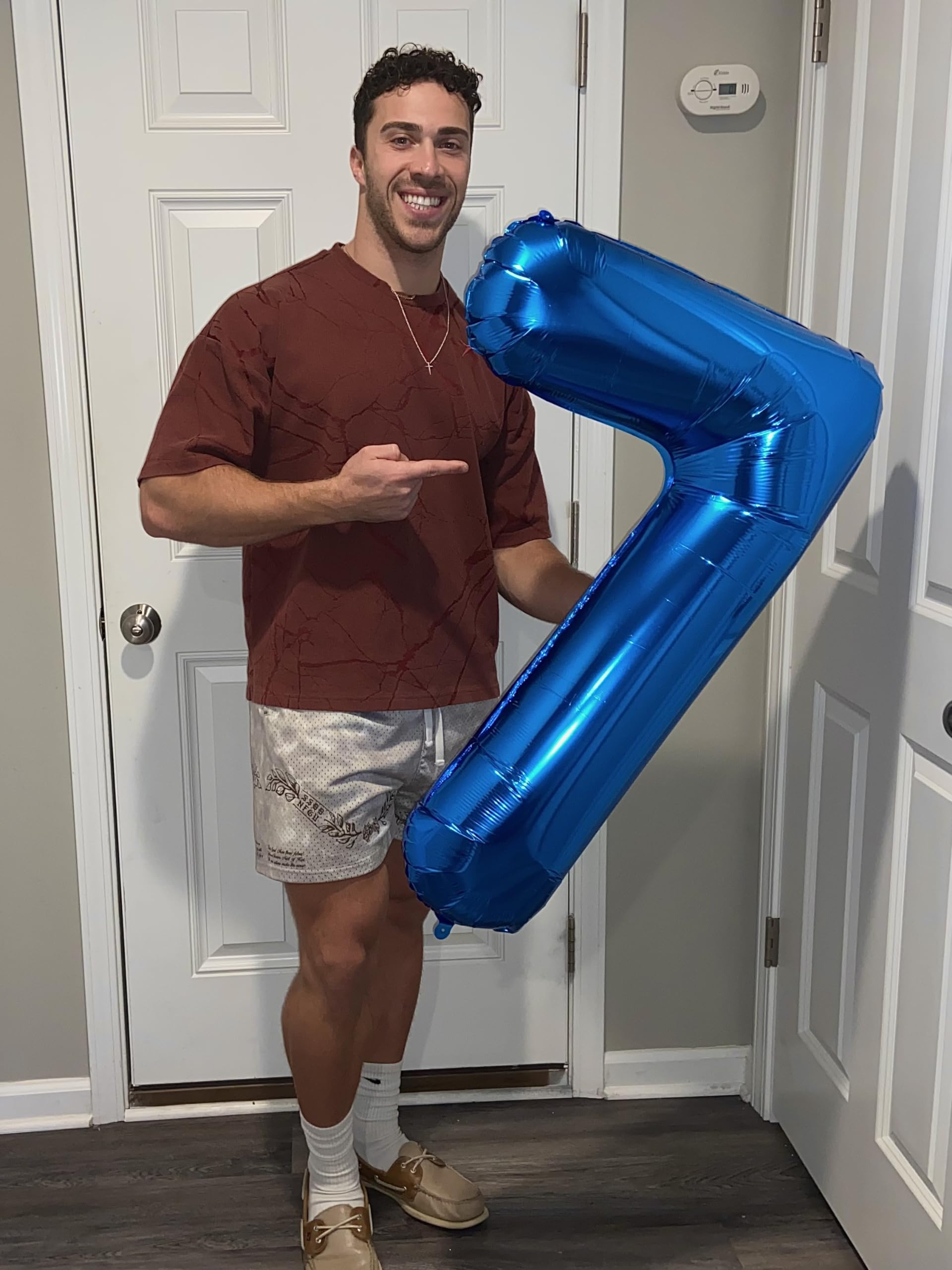 IWERP navy blue number balloon 7 adds elegant party decor.