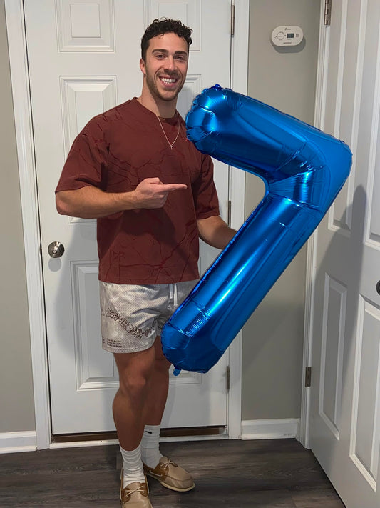 IWERP navy blue number balloon 7 adds elegant party decor.