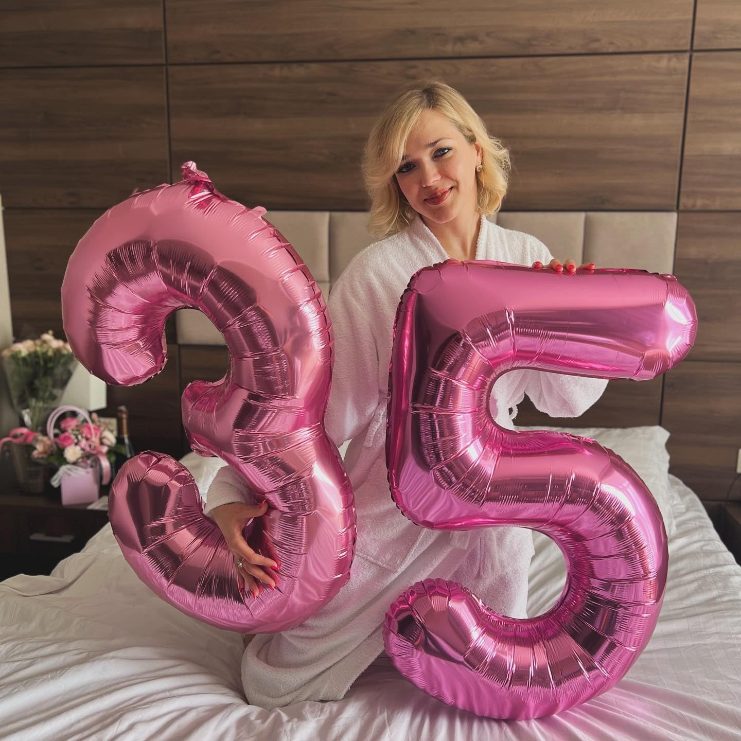 IWERP number 5 balloon decor in pink, ideal for a festive cake-cutting moment.