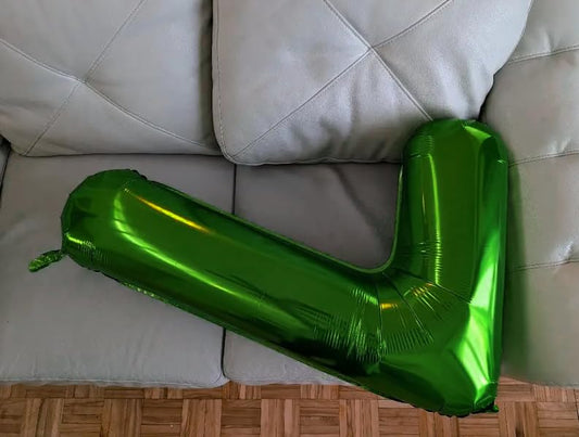 IWERP green number balloon 7 attracts attention as a festive foil centerpiece.