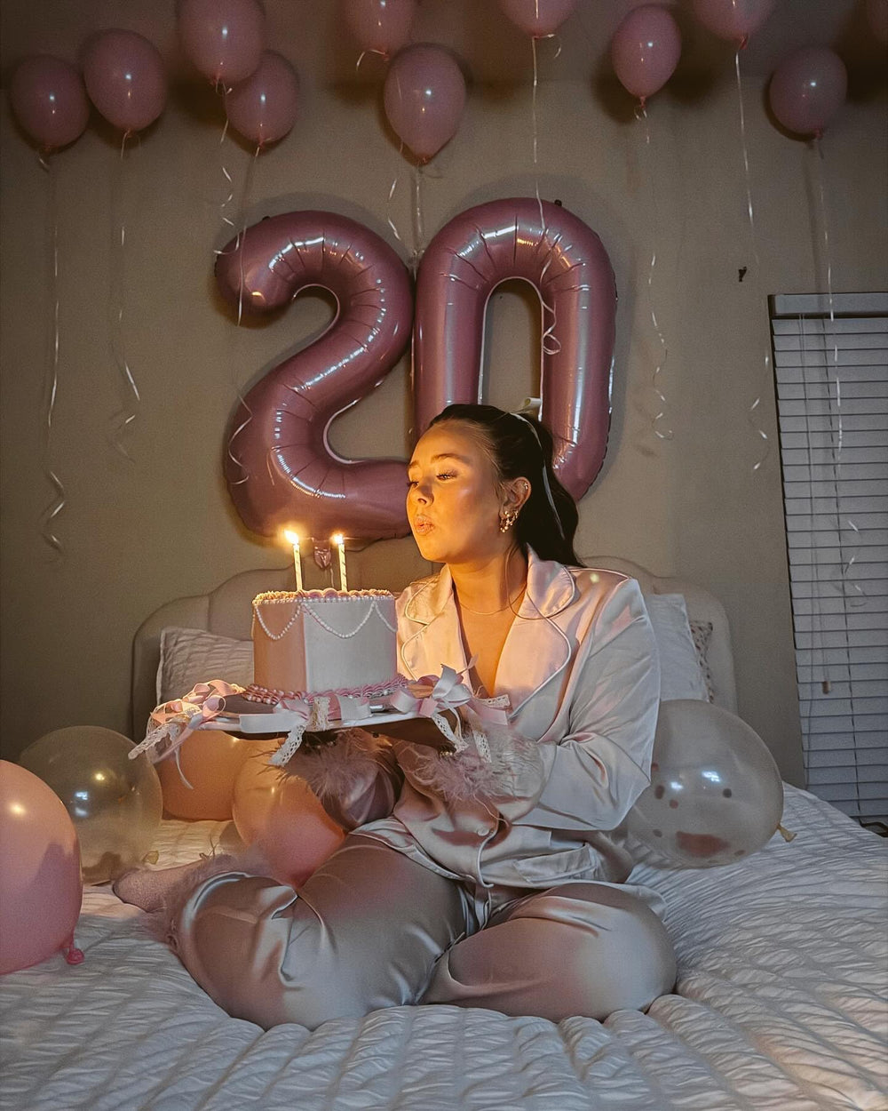 IWERP pearlescent pink number 1 balloon adds instant charm to photos.