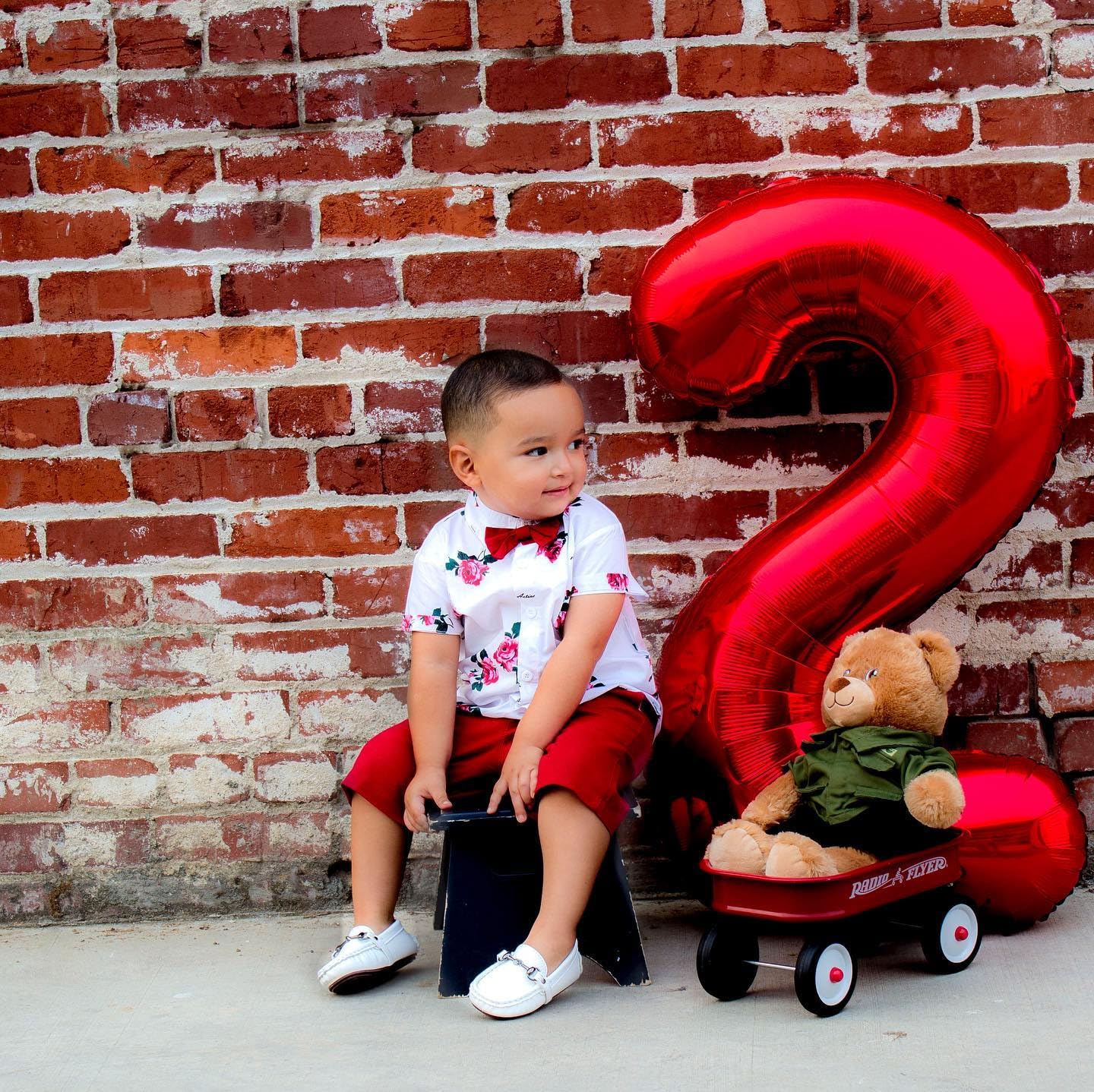 IWERP red 4th birthday balloon ideal for photo backdrop or stage decoration.