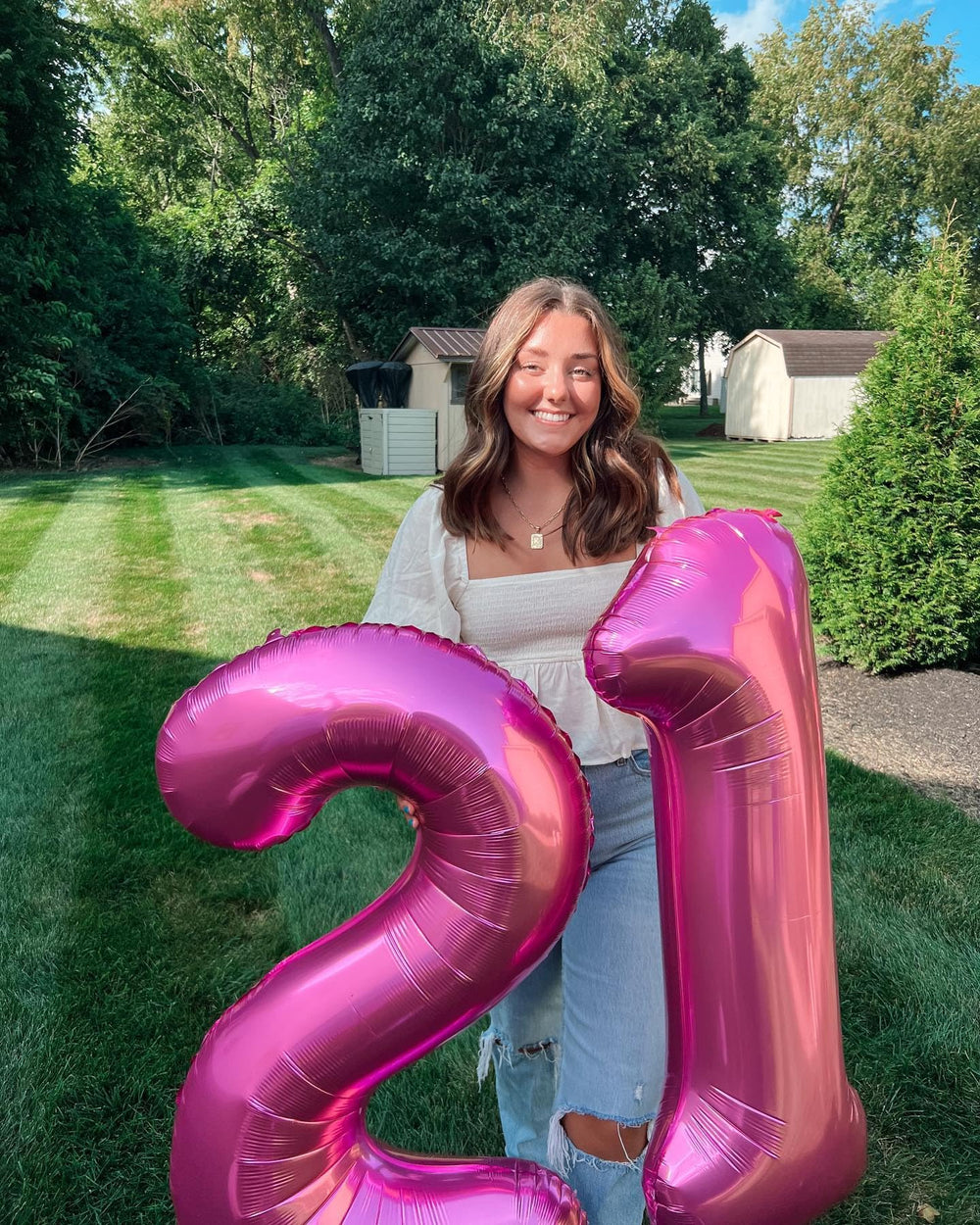 IWERP pink-number-3-balloon enhances party decor with a luminous pink finish.