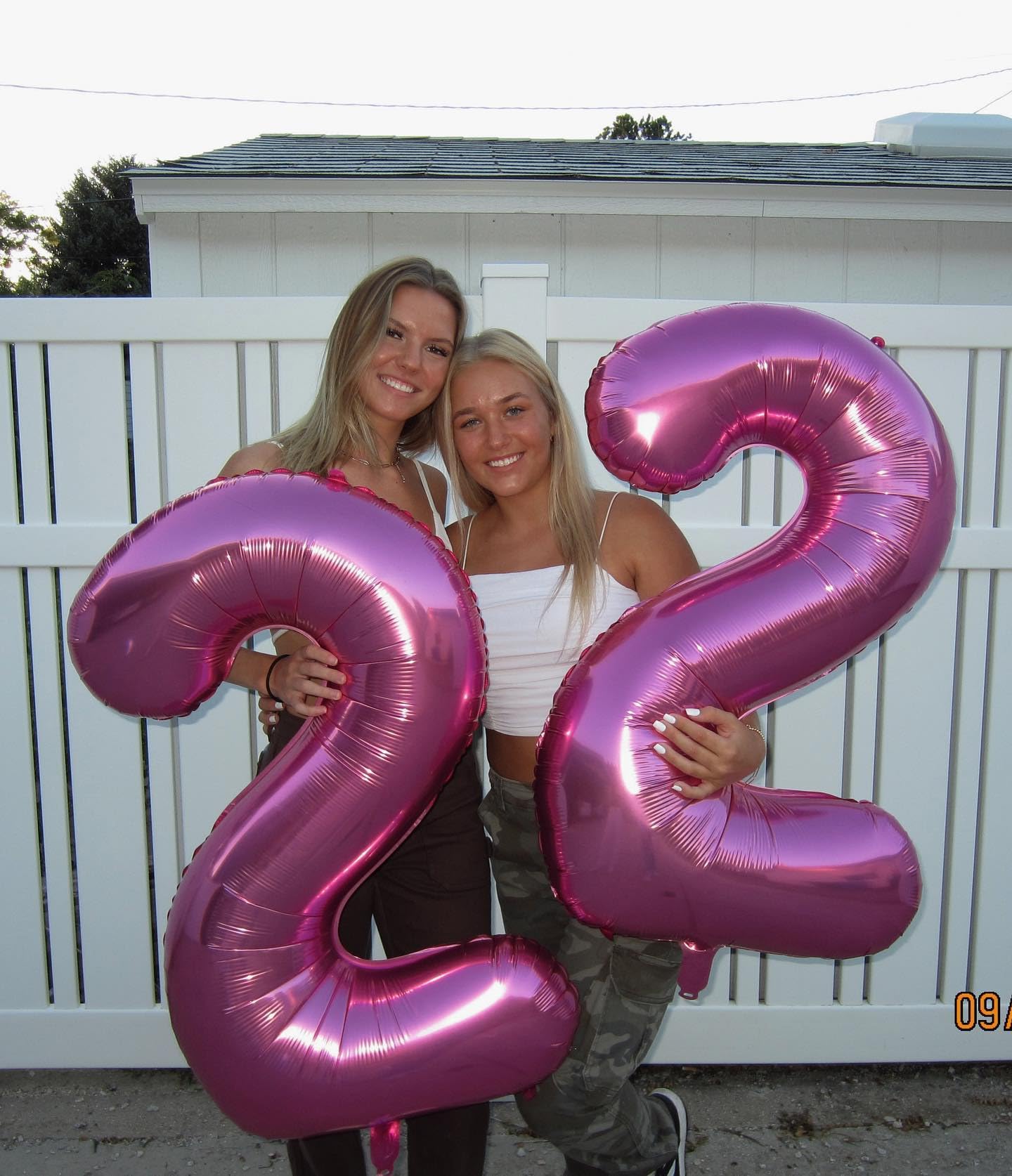IWERP pink number 3-balloon for third birthday adds a vibrant focal point for photos.