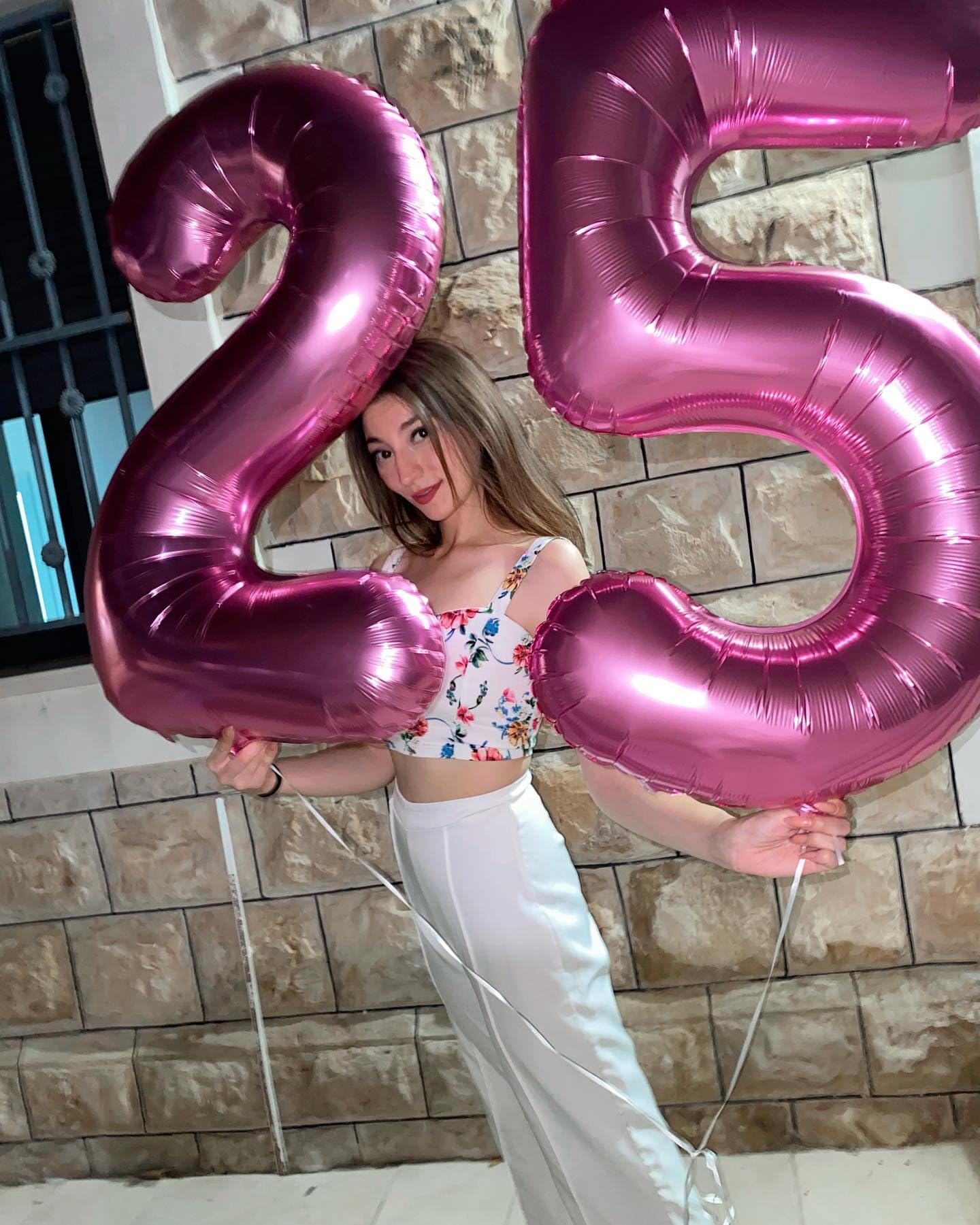 IWERP Pink Number 7 balloon self-sealing valve simplifies inflation.