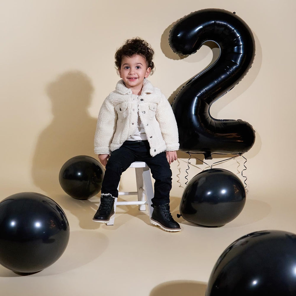 IWERP reusable black 4 birthday balloon suitable for both boys and girls.