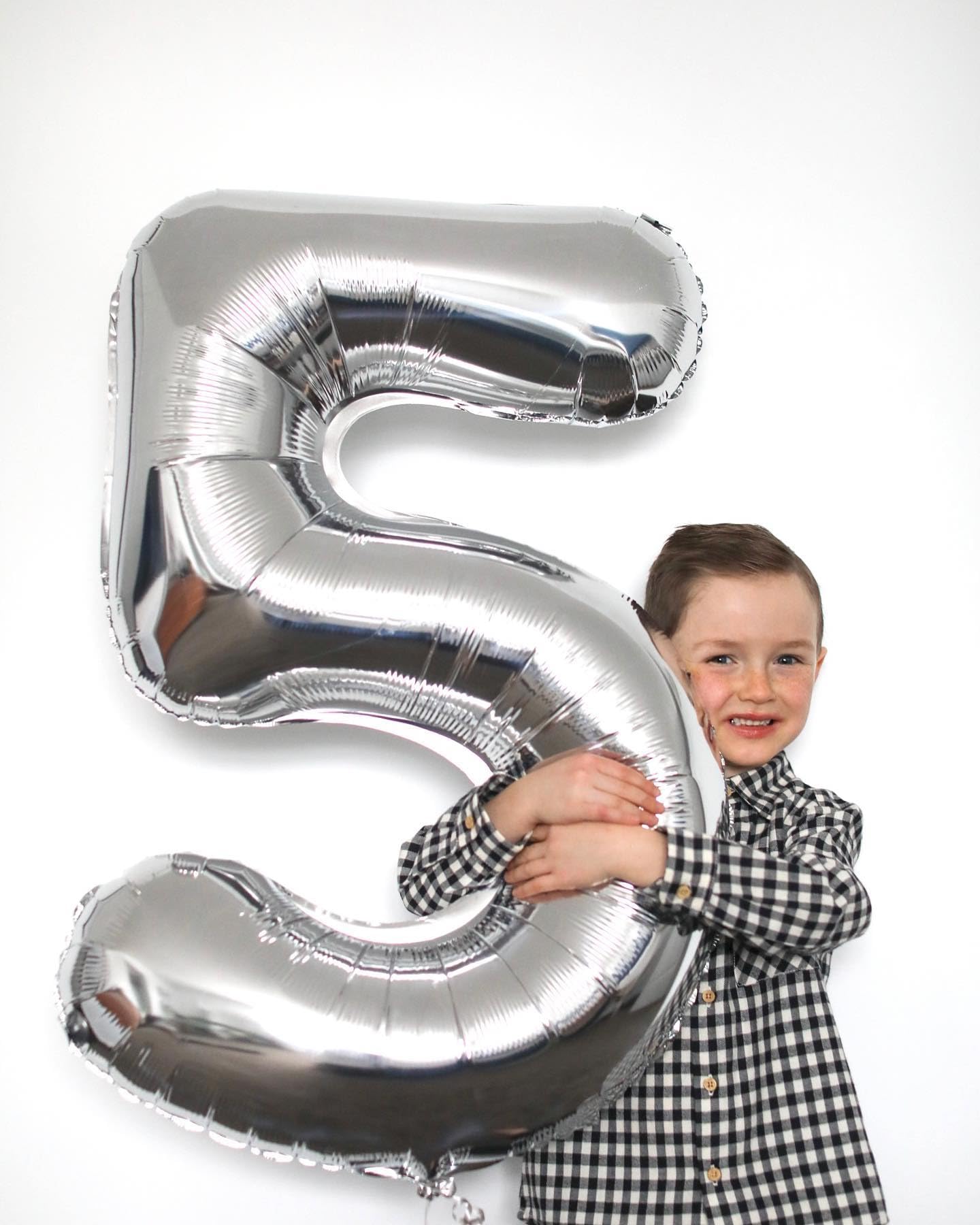 IWERP 40-inch silver 0 balloon serves as a versatile photo prop.