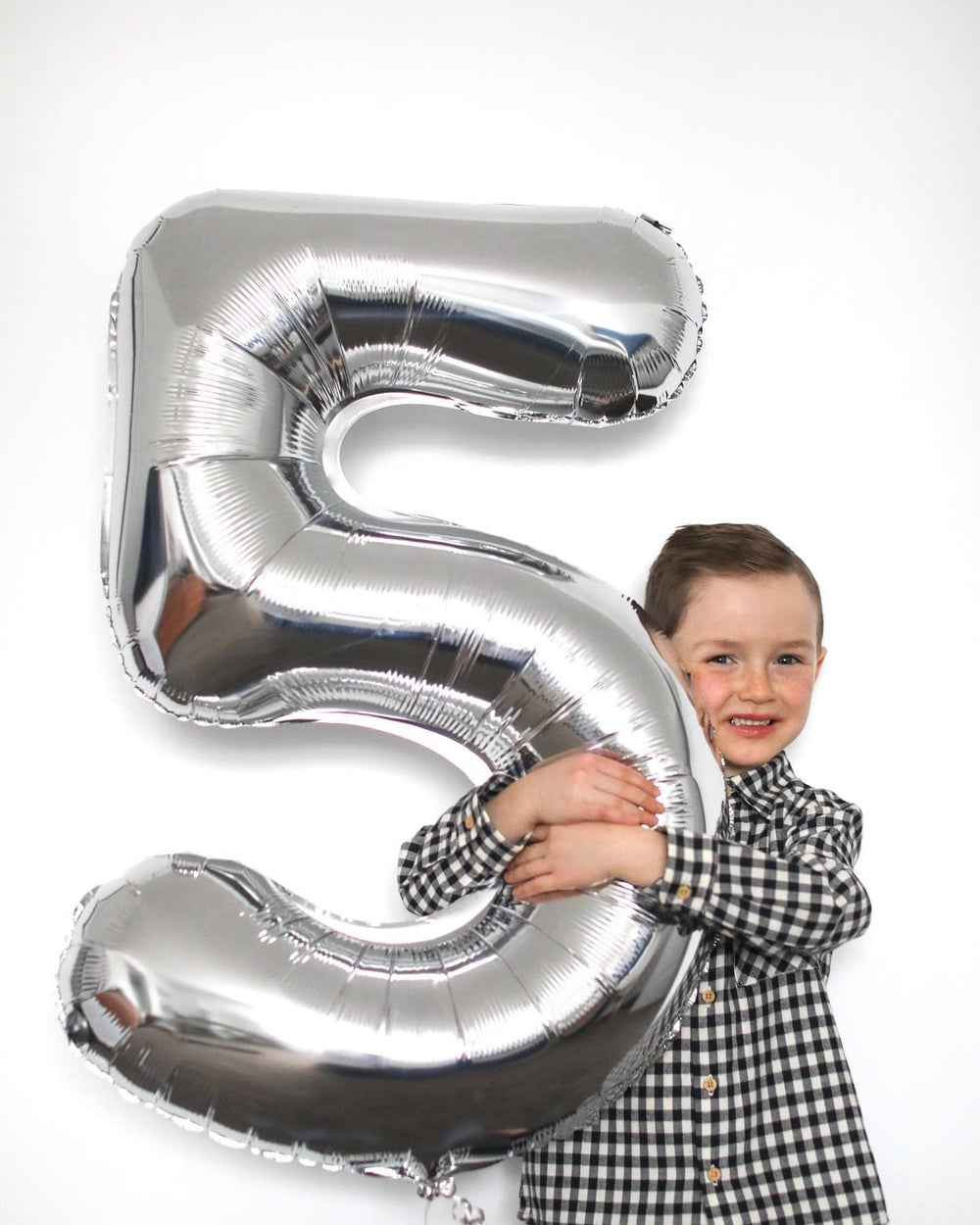 IWERP 40-inch silver 0 balloon serves as a versatile photo prop.