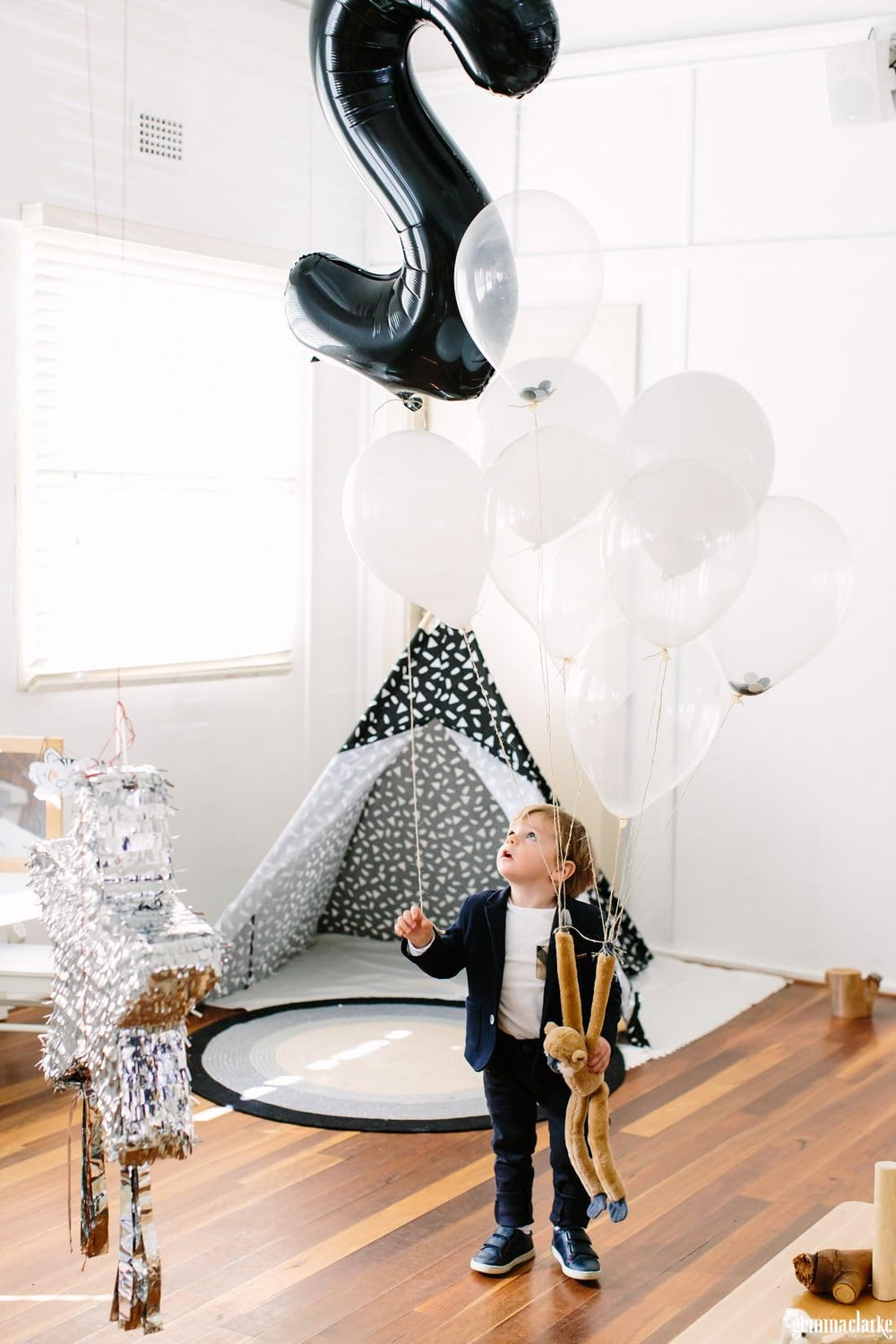 IWERP versatile 60th party balloon option for women and men.