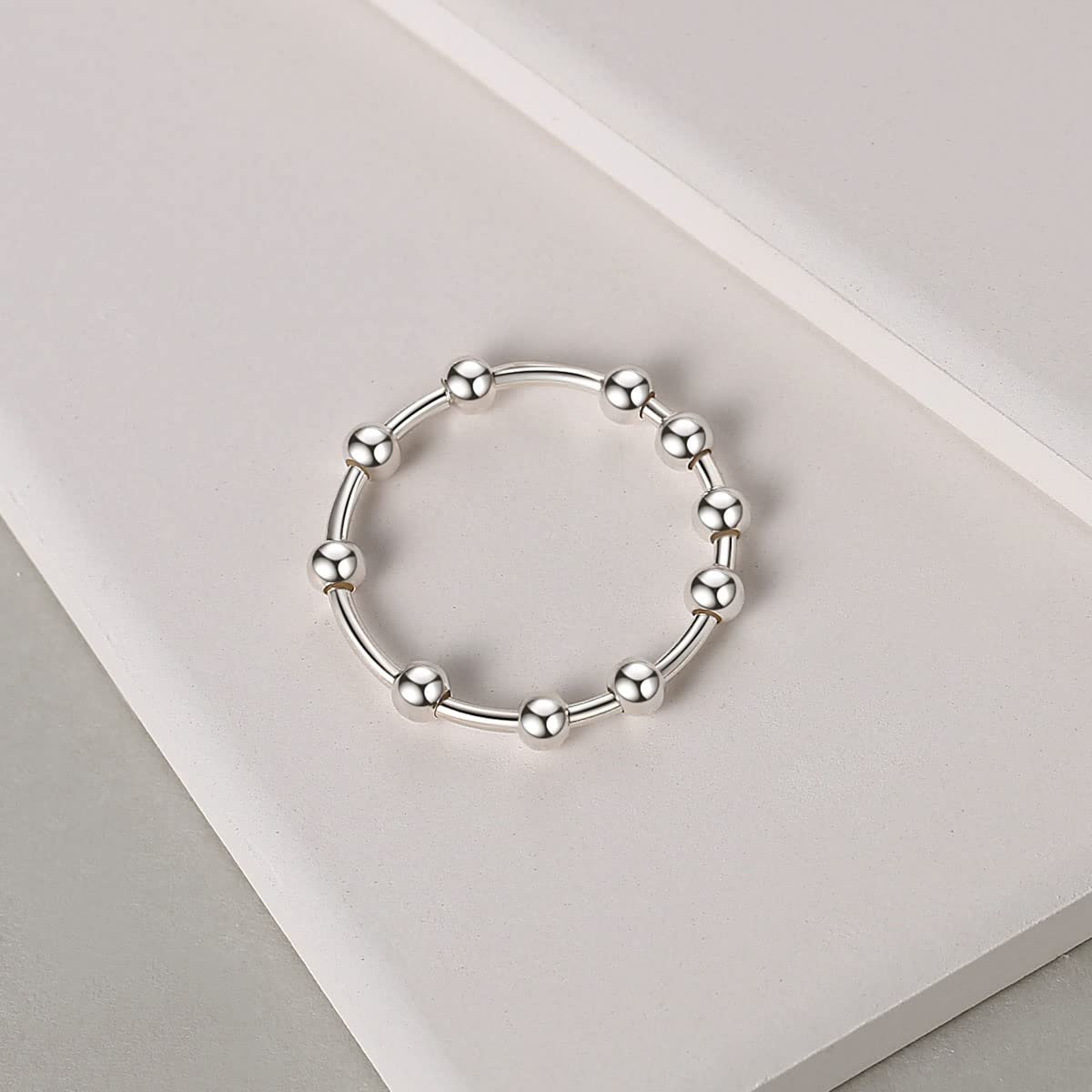 Jacruces lightweight spinner ring designed for all-day comfort.
