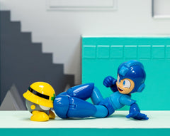 Jada Mega Man Wave 3 head sculpts for helmet and unhelmeted looks.