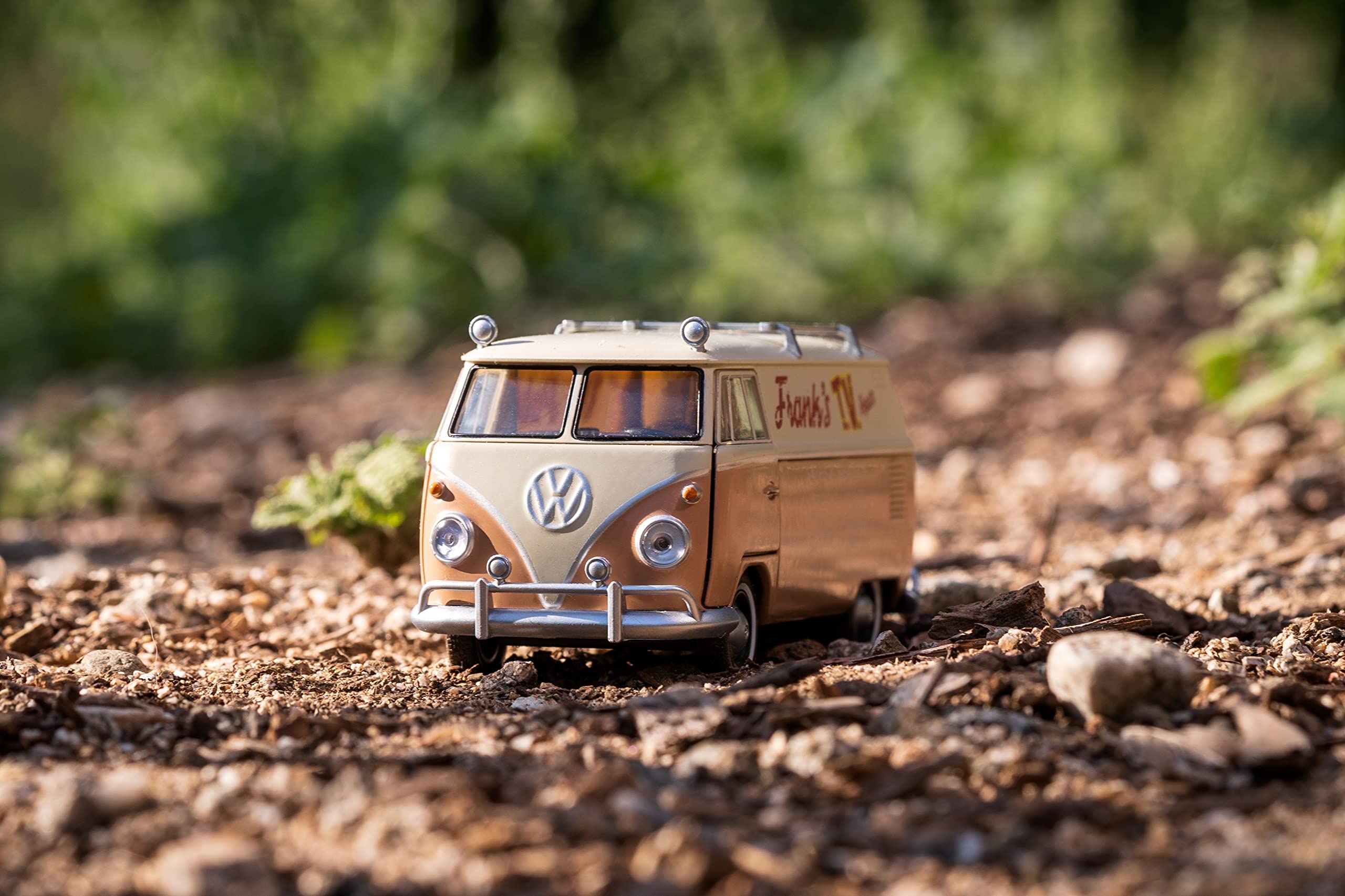 Jada Wheeljack Bus robot-on-chassis pose blends fan bases.