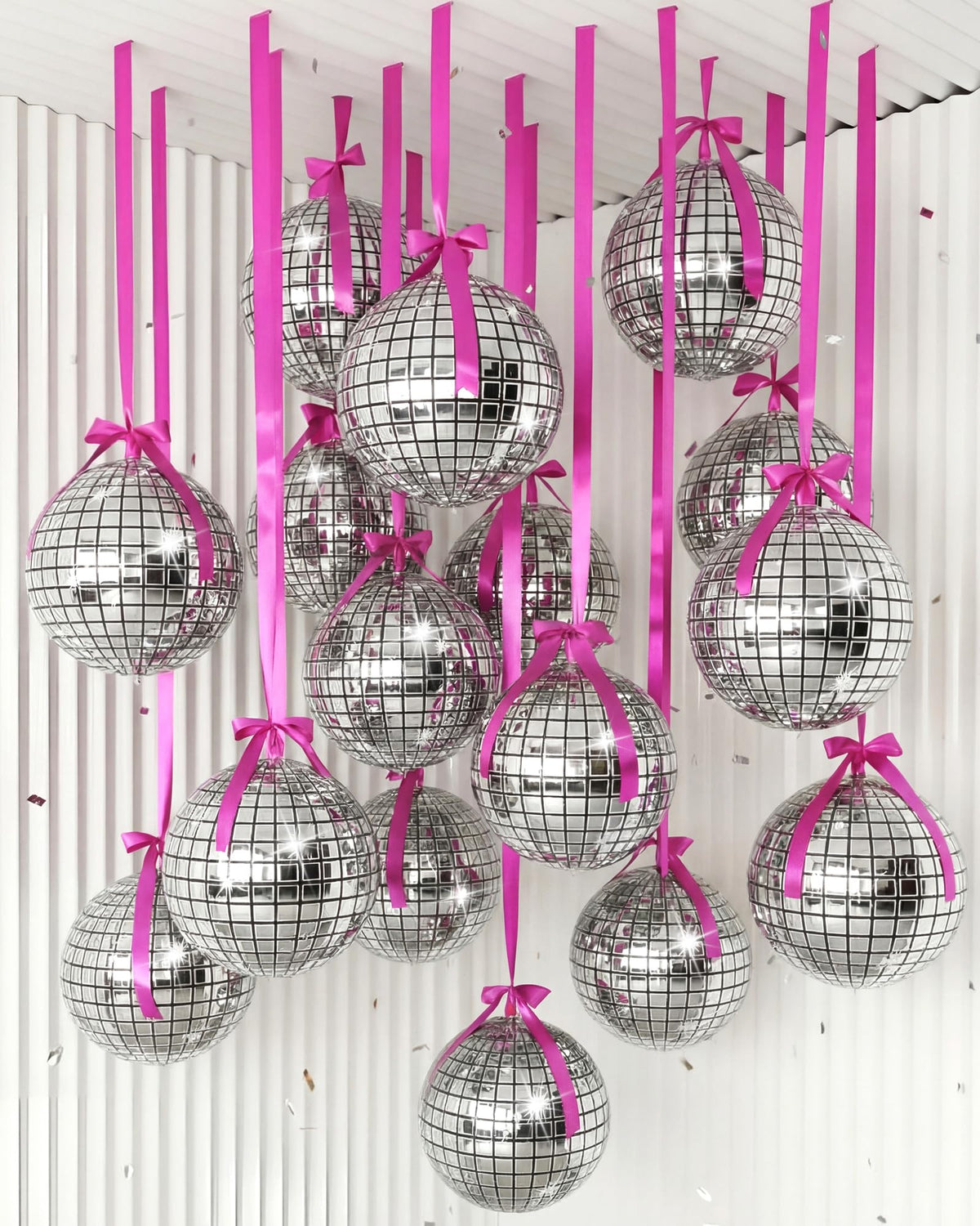 Jenaai 22-inch round silver foil balloon for ceiling display.
