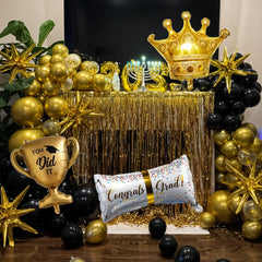 Jobkoo 28-inch gold crown foil balloon serves as a regal focal point.