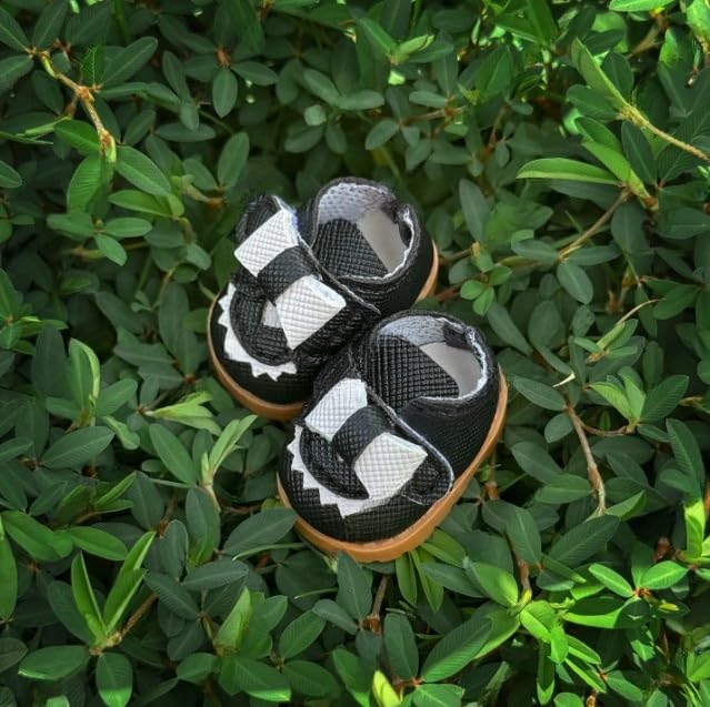 Worn on a 17cm Labubu doll to enhance display and styling.