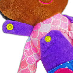 June Garden Dressy Friends Scarlett uses color-contrast cues to engage attention.