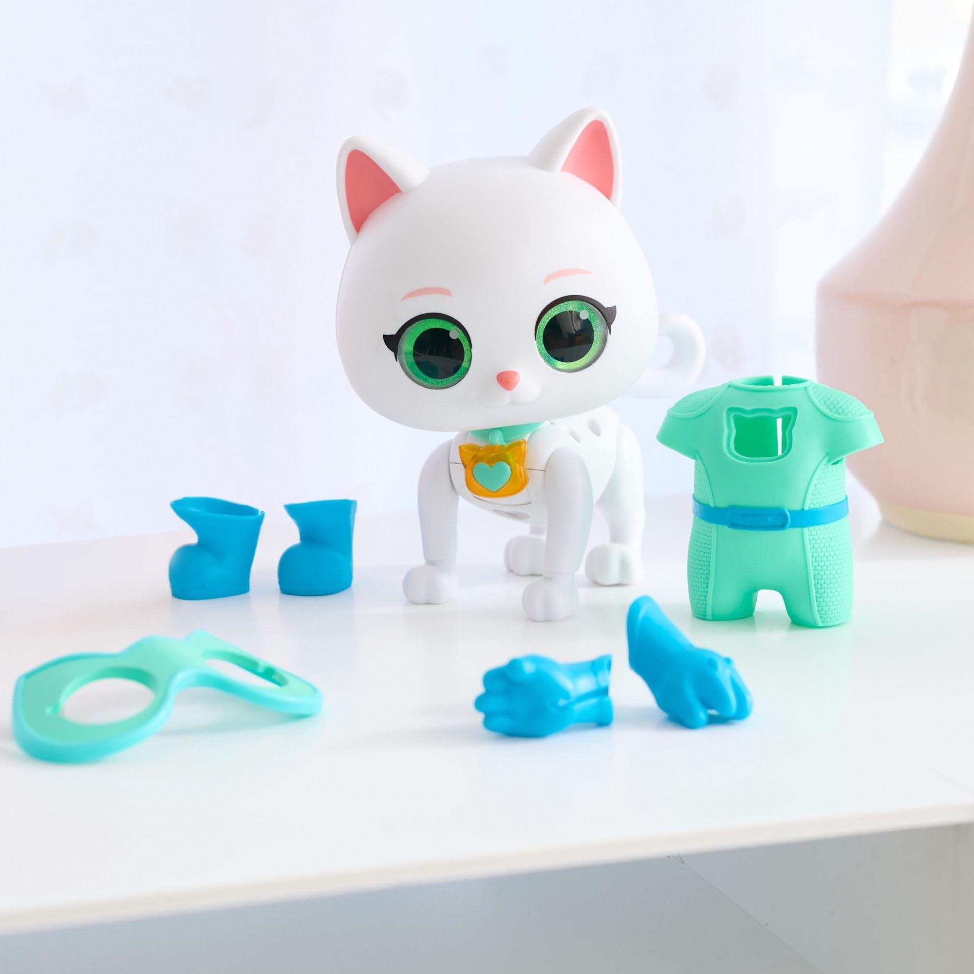 Bitsy 8-inch pose captures heroic action for display and play