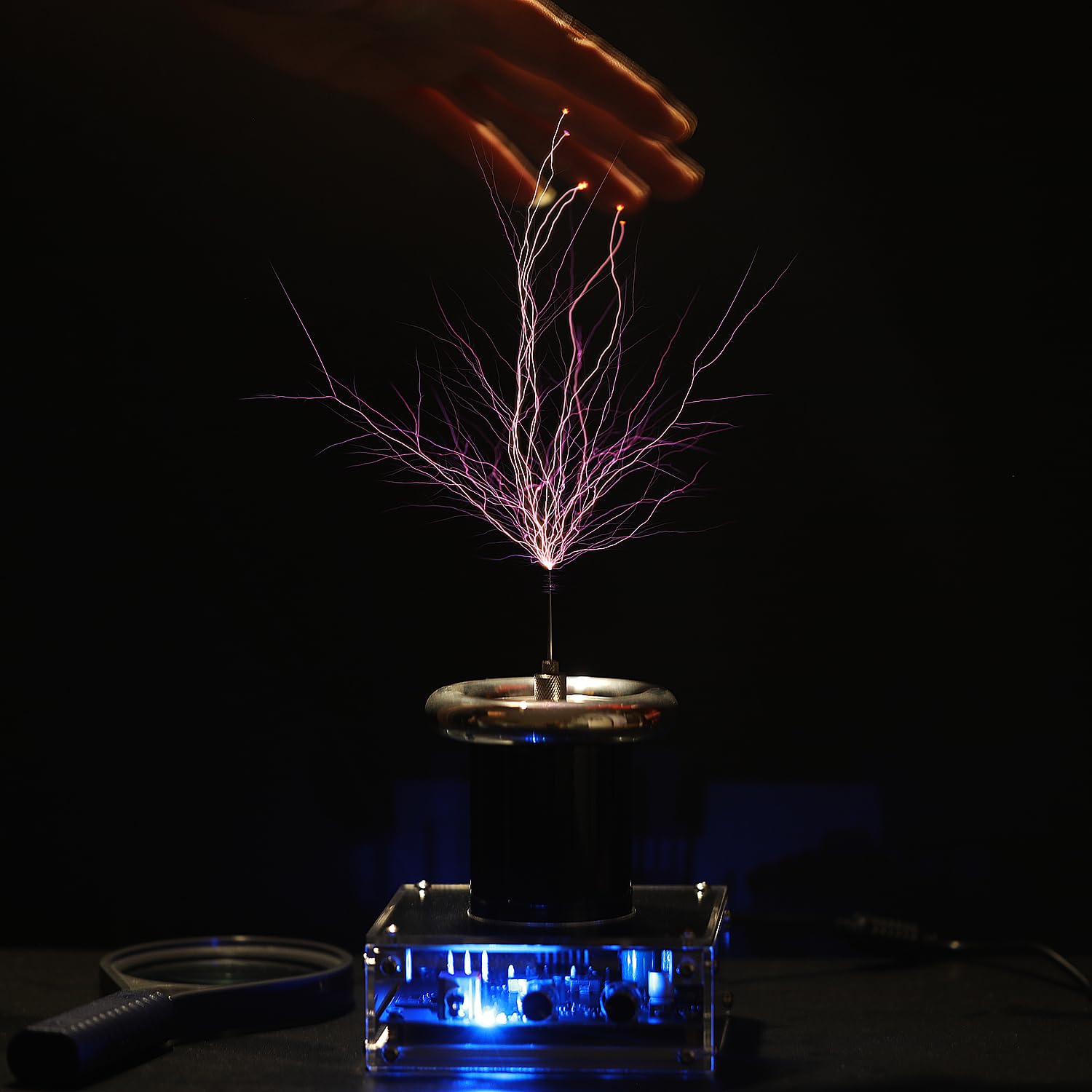 JZENT three-tip-discharge visualizes multiple arcs for versatile experiments.